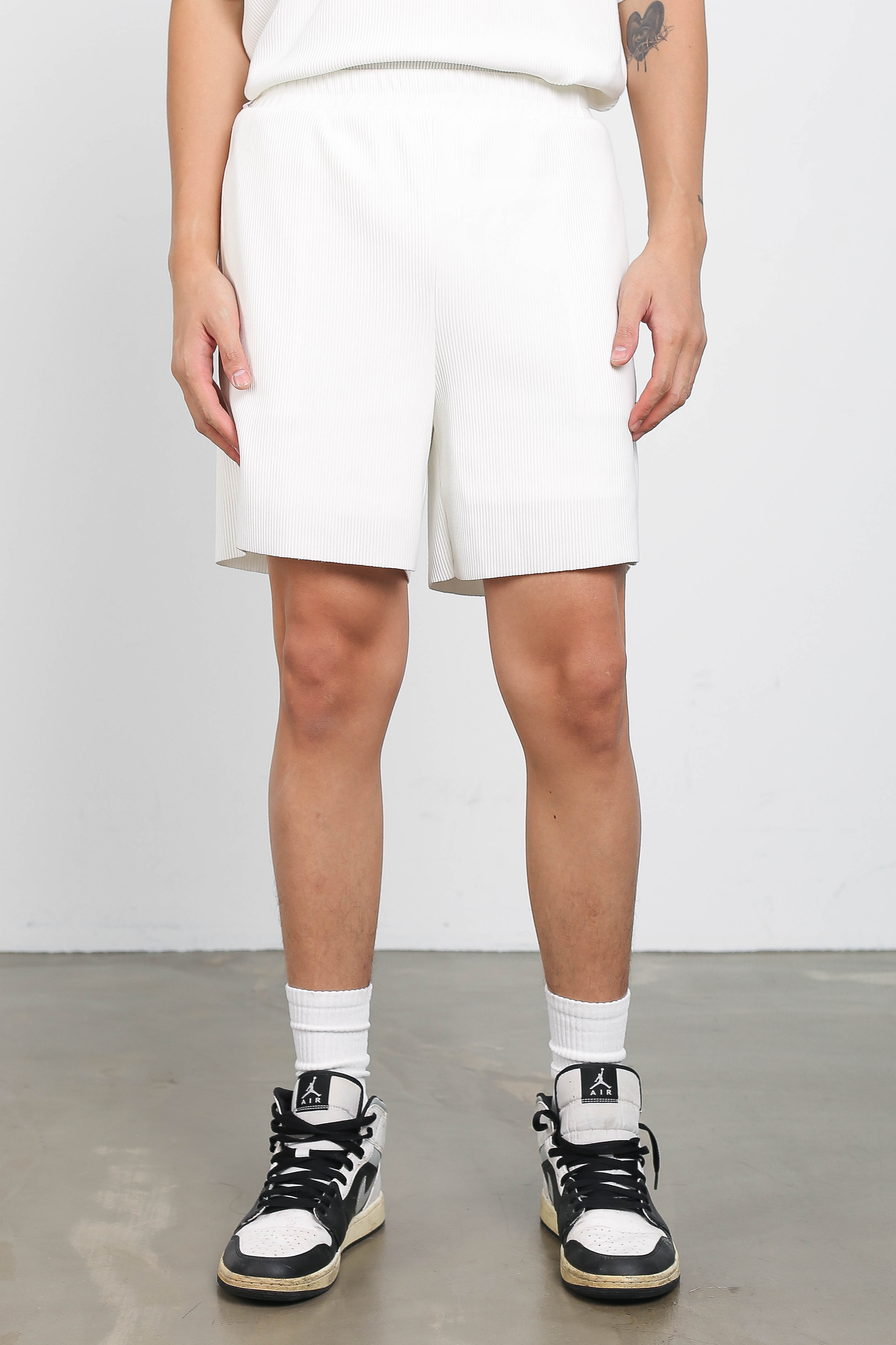 TOMMY TEXTURED SHORTS (WHITE)