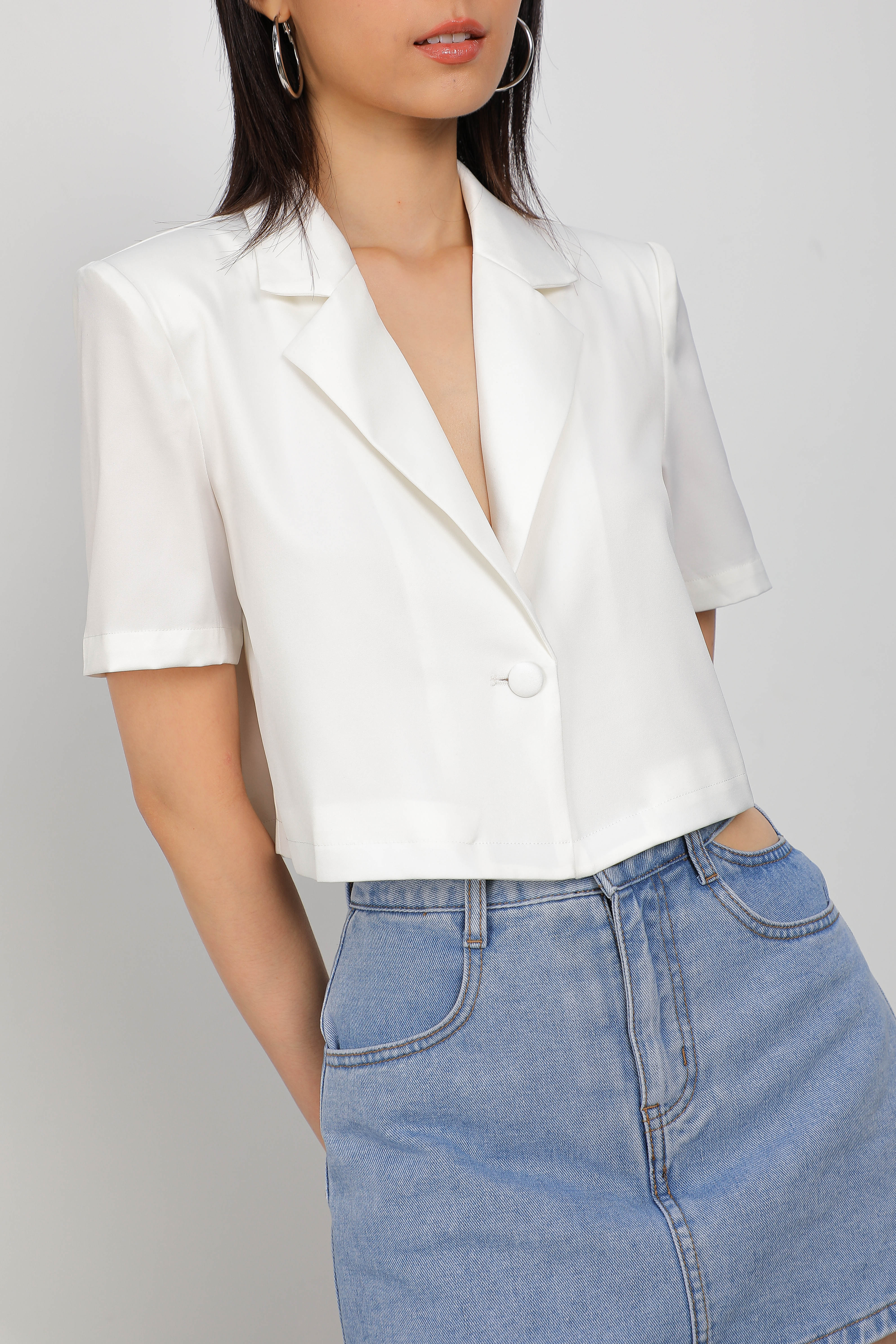 CRIS CROPPED SATIN BLAZER (WHITE)