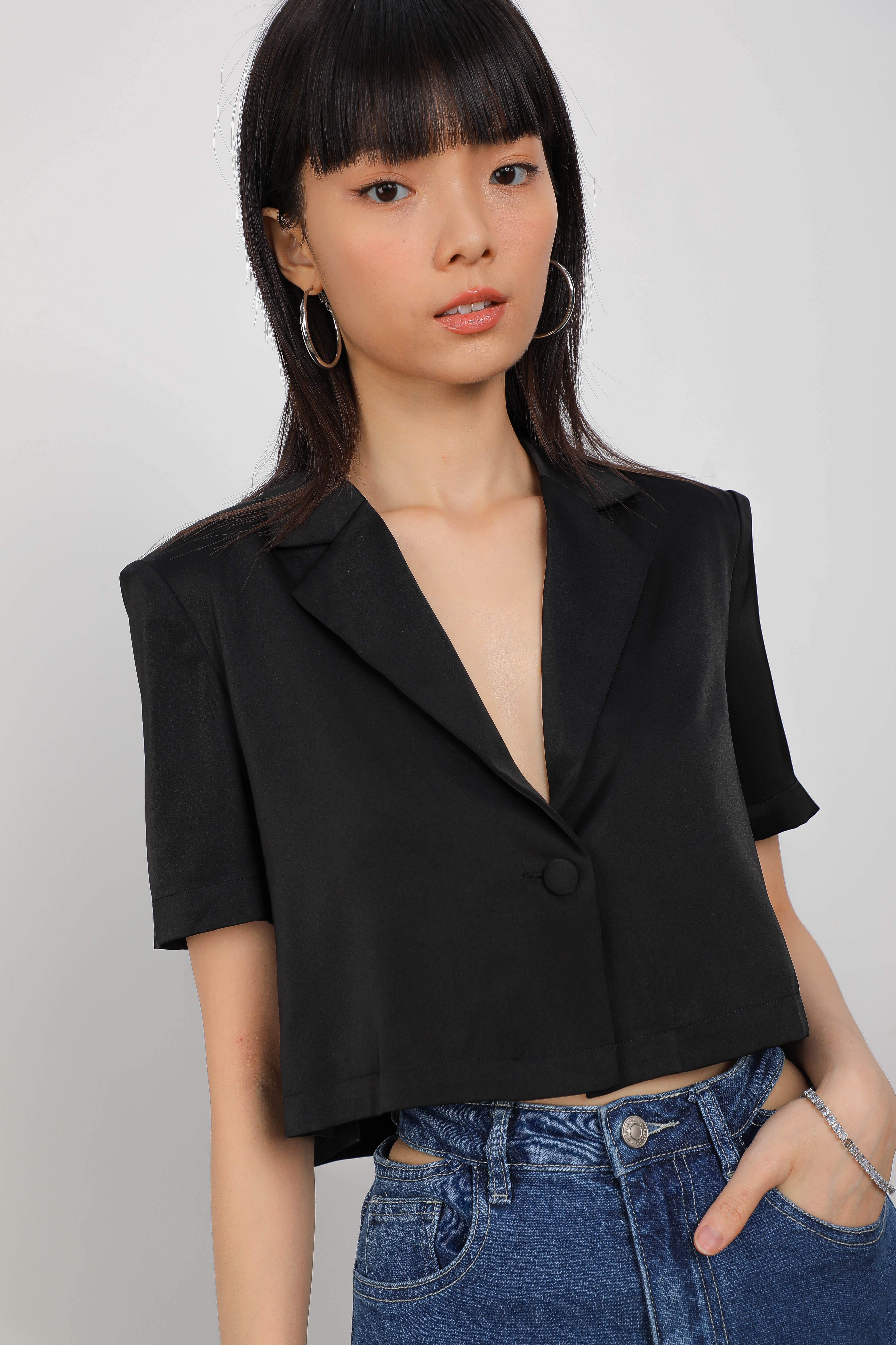 CRIS CROPPED SATIN BLAZER (BLACK)