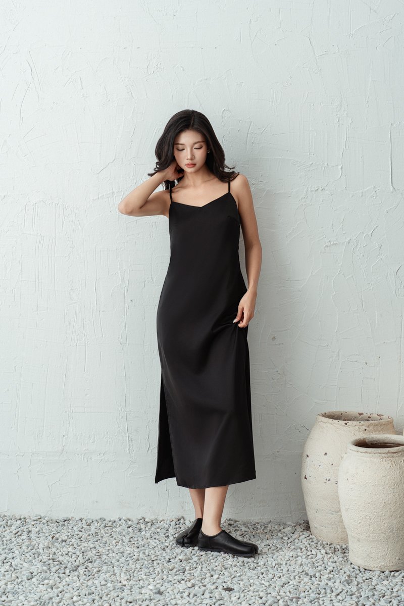 CLARRA COLUMN PADDED DRESS (BLACK)