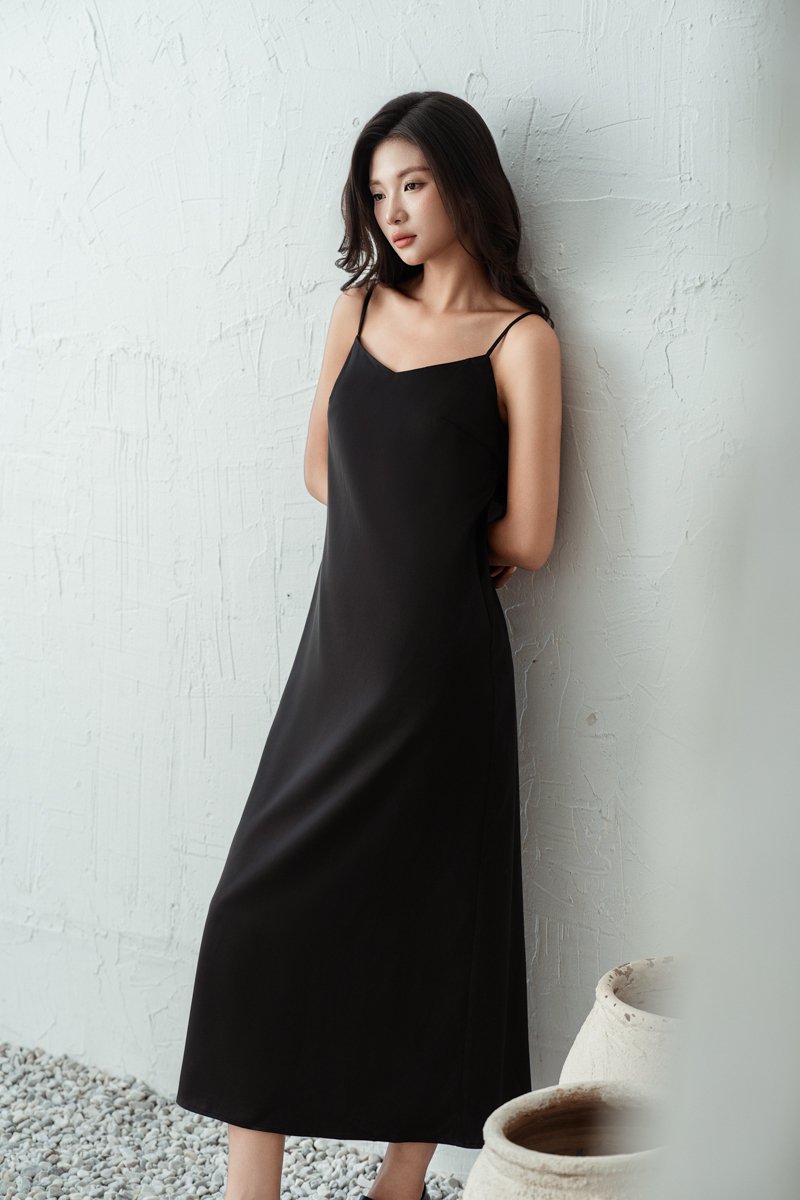 CLARRA COLUMN PADDED DRESS (BLACK)