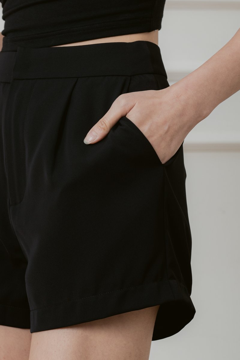 CONSERVATIVE PLEATED SHORTS (BLACK)