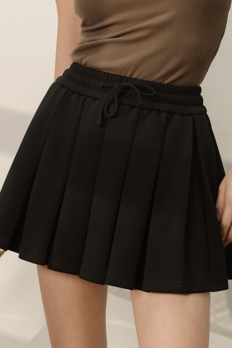 ATHLEISURE PLEATED SKORTS (BLACK)