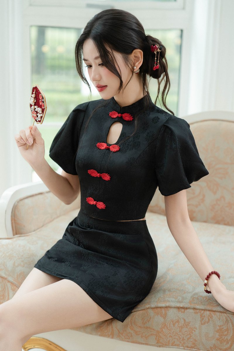 KEQI KEYHOLE QIPAO TOP (BLACK)