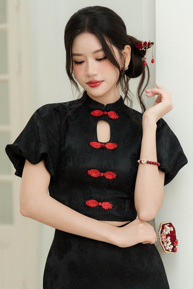 KEQI KEYHOLE QIPAO TOP (BLACK)