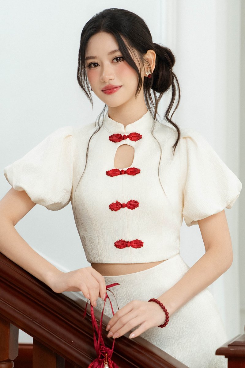 KEQI KEYHOLE QIPAO TOP (CREAM)